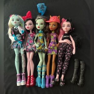 Monster High Lot of 5 Dolls And Accessories 2016-22 Draculaura Clawdeen Frankie